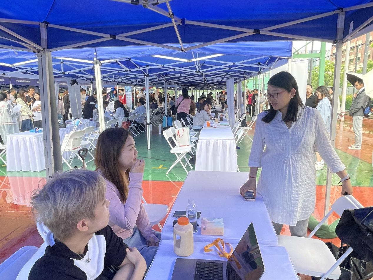 招聘会.jpg 招聘会.jpg